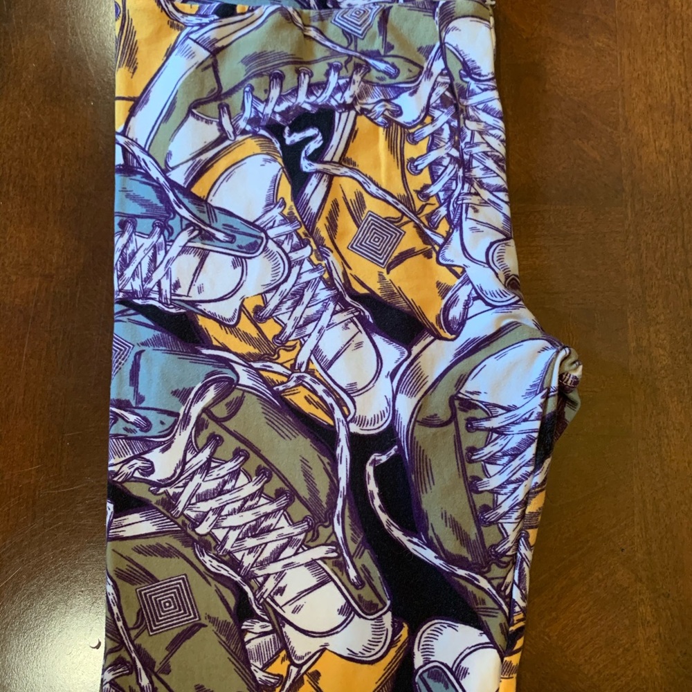 LuLaRoe One Size Leggings sneaker/logo print